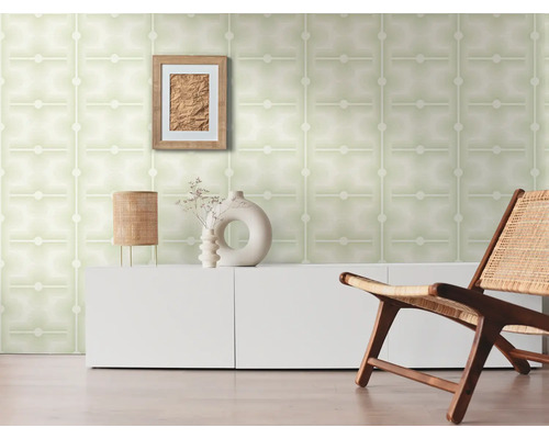 Wohnraum mit gemusterter Tapete, Sideboard, Dekoration und Holzstuhl