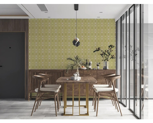 Esszimmer mit Esstisch, Stühlen und gemusterter Tapete