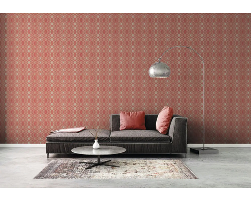 Wohnzimmer mit gemusterter Tapete, Sofa, Stehlampe und Teppich