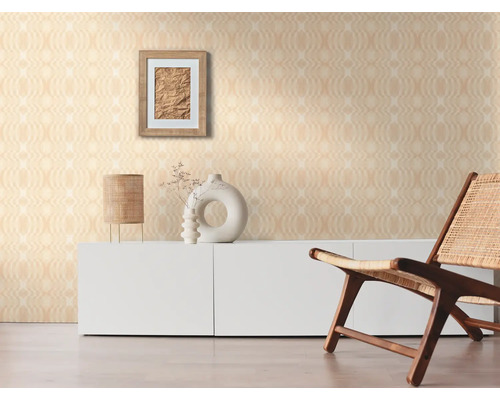 Wohnzimmer mit gemusterter Tapete, Kommode, Deko-Objekten, Bilderrahmen und Holzstuhl