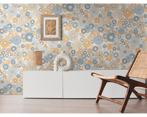 Szene mit einer Wandtapete mit Blumenmuster, einem Bild an der Wand, einer Lampe und einem Stuhl