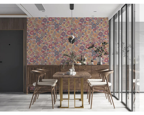 Esszimmer mit Esstisch, Stühlen und floraler Tapete