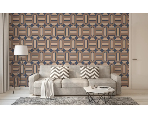 Wohnzimmer mit Sofa, Teppich, Stehlampe und gemusterter Tapete