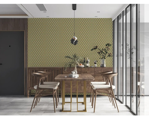 Esszimmer mit gemusterter Tapete, Holztisch und Stühlen.