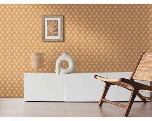 Wohnraum mit gemusterter Tapete, weißem Sideboard und Holzstuhl