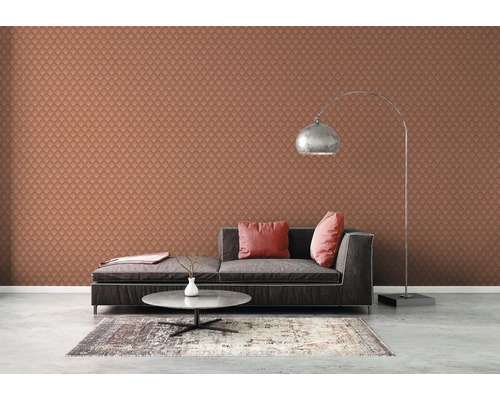 Wohnzimmer mit gemusterter Tapete, Sofa, Stehlampe und Teppich