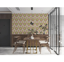 Esszimmer mit Esstisch, Stühlen und floral gemusterter Tapete.