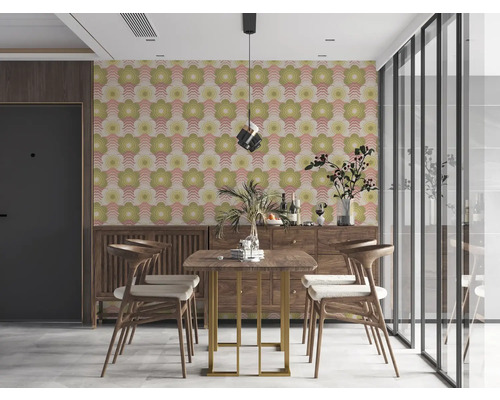 Esszimmer mit Esstisch, Stühlen und floral gemusterter Tapete.