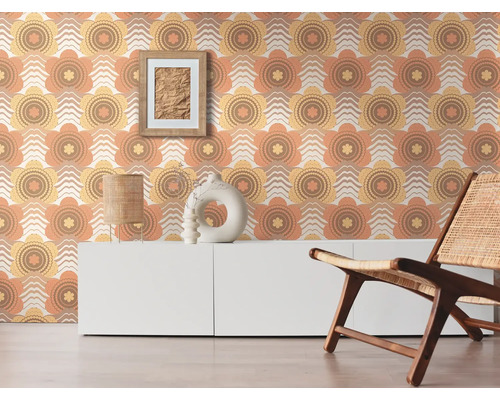 Wohnraum mit Retro-Tapete mit Blumenmuster, Sideboard und Stuhl