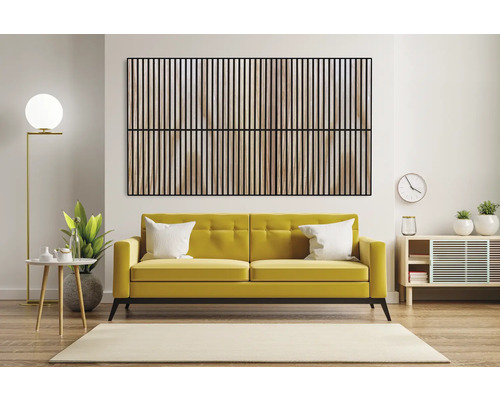 Wohnzimmer mit Akustikpaneelen an der Wand und gelbem Sofa