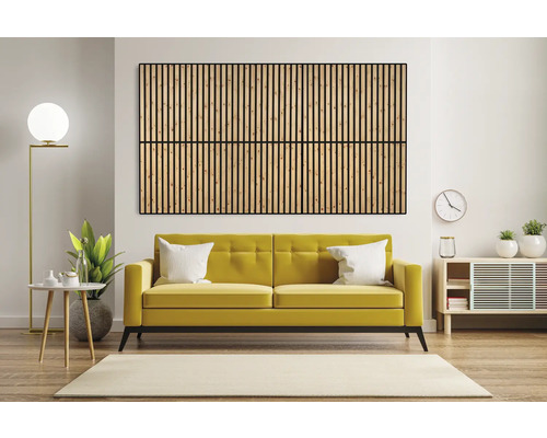 Wohnzimmer mit gelbem Sofa, Teppich und Wandpaneelen aus Holzlatten