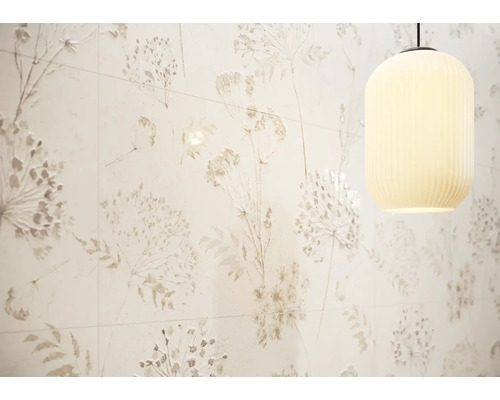 Wandfliesen mit Blumenmuster und hängende Lampe