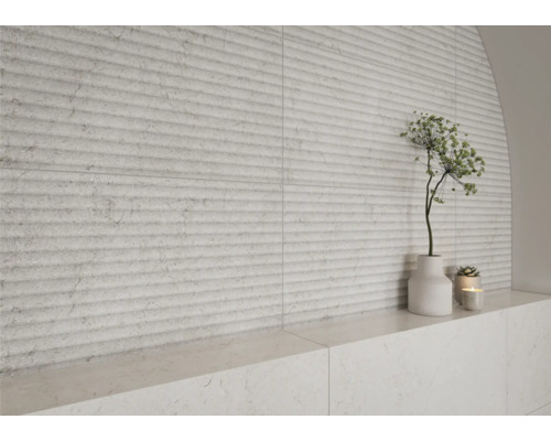 Helle Wandfliesen mit horizontaler Rillenstruktur in Badezimmergestaltung