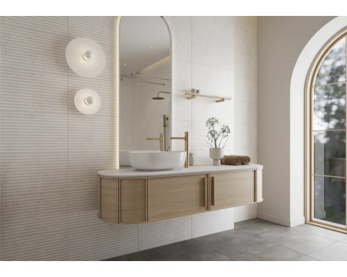 Helles Badezimmer mit Waschtisch, Spiegel, Wandleuchten und Fenster