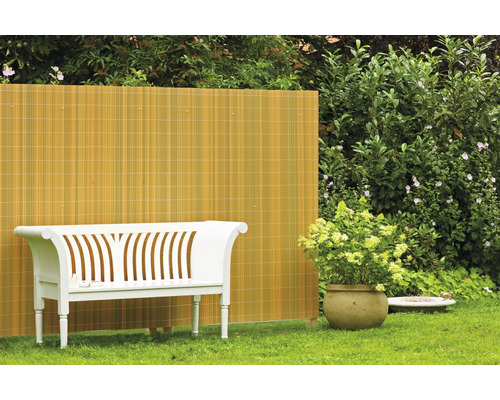 Garten mit Sichtschutz, Bank und Blumentopf