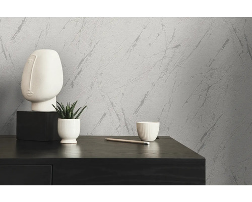 Dekorative Wand mit Marmormuster und Tisch mit Dekorationen