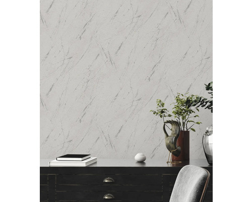 Wand mit Marmortapete in einem Wohnraum