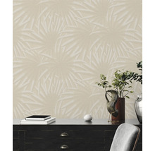 Wohnraum mit gemusterter Tapete mit Palmenblatt-Design
