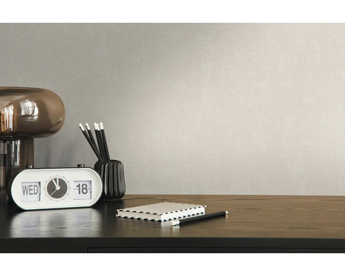 Nahaufnahme eines Arbeitsbereichs mit Uhr, Stiften, Notizbuch und Lampe