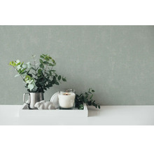Dekorative Szene mit Eukalyptus, Kerze und Dekoration auf einem Tablett vor einer Wand