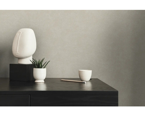 Dekorative Gegenstände auf einem schwarzen Holzschrank