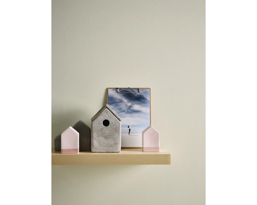 Dekorative Hausobjekte und ein Bild auf einem Holzregal