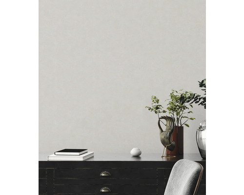 Innenraum mit Kommode, Dekorationsgegenständen und Stuhl