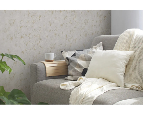 Wohnzimmerszene mit Couch, Kissen und gemusterter Tapete