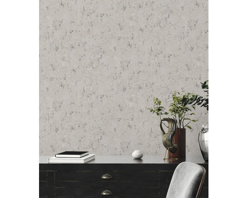 Nahaufnahme einer Wand mit grauer, strukturierter Tapete