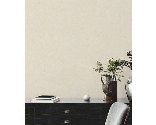 Wohnraum mit beiger Vliestapete als Wandgestaltung