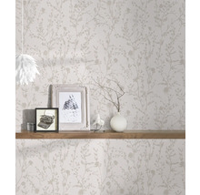 Raumansicht mit floral gemusterter Tapete und Dekoration auf einem Holzregal.