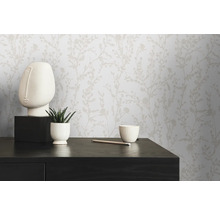 Dekoratives Wohnzimmer mit Blumentapete