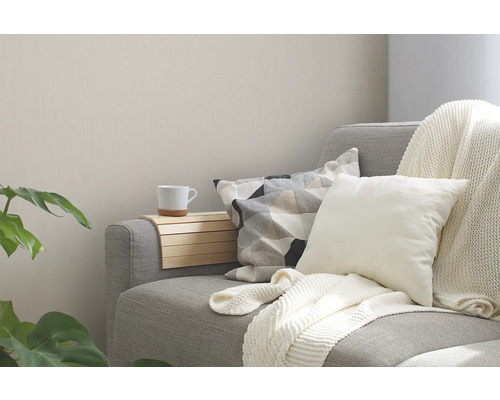 Gemütliche Sofaecke mit Kissen, Decke und Getränkehalter