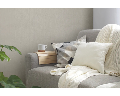 Wohnzimmer-Szene mit grauer Couch, Kissen und Holztablett