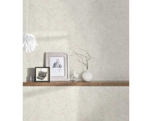 Helle Tapete mit Putzstruktur im Wohnraum mit Regalboden