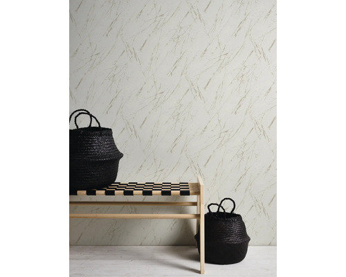 Wand mit Marmor Tapete, Bank und zwei schwarzen Körben