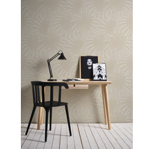 Szene mit Schreibtisch, Stuhl, Lampe und Fototapete mit Blattmuster