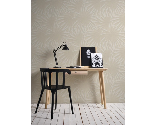 Szene mit Schreibtisch, Stuhl, Lampe und Fototapete mit Blattmuster