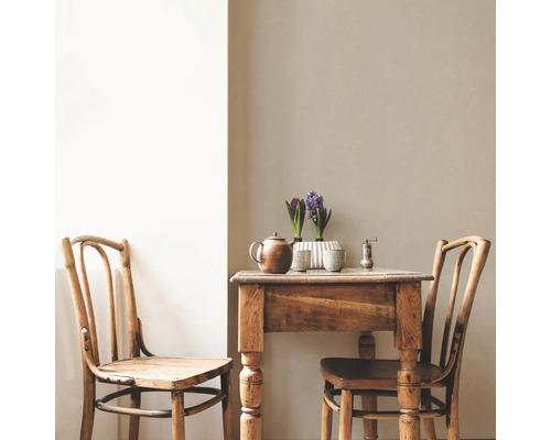 Rustikaler Holztisch mit Dekoration und zwei Holzstühlen