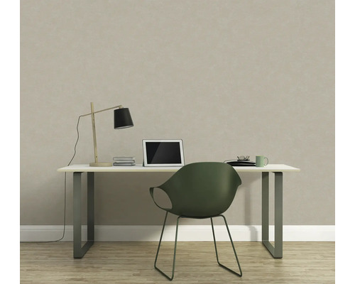 Arbeitszimmer mit Schreibtisch, Lampe, Laptop und Stuhl vor einer strukturierten Tapete