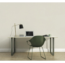 Arbeitszimmer mit Schreibtisch, Lampe, Tablet und Stuhl