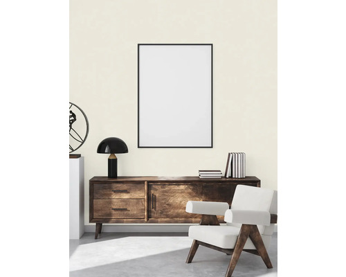 Helles Zimmer mit Kommode, Sessel und gerahmtem Bild