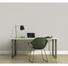 Büro mit Schreibtisch, Lampe, Laptop und Stuhl