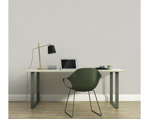 Büro mit Schreibtisch, Lampe, Laptop und Stuhl