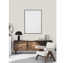 Wohnzimmer mit Sideboard, Sessel und Bilderrahmen