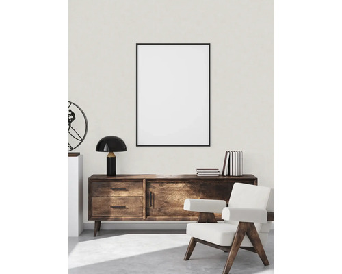 Wohnzimmer mit Sideboard, Sessel und Bilderrahmen