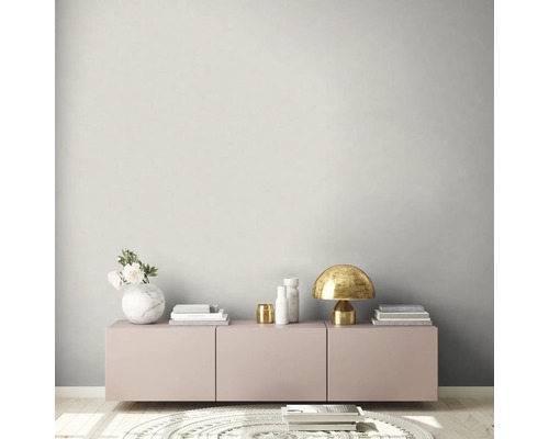 Wohnzimmer mit Kommode, Lampe, Dekoration und Teppich für eine wohnliche Atmosphäre