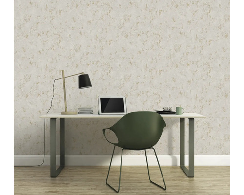 Dekorative Tapete im Arbeitszimmer mit Schreibtisch und Stuhl