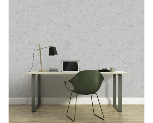 Büro mit Schreibtisch, Stuhl, Lampe, Laptop und Tapete mit Muster