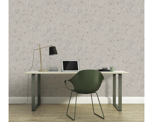 Arbeitszimmer mit Schreibtisch, Lampe, Laptop und gemusterter Tapete